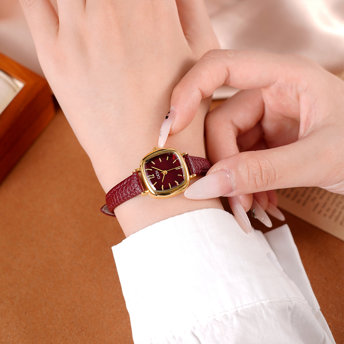 UTHAI 61018 CQ490 Simplicity,  - Luxury Watch Values 리뷰 및 가격